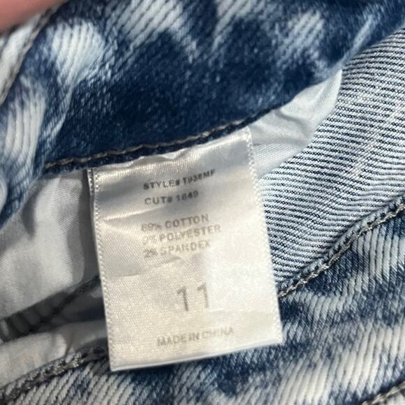 Altar'd State Jeans Womens Size 11 Distressed Frayed Hem Cut Off blue Light Wash - Picture 4 of 11